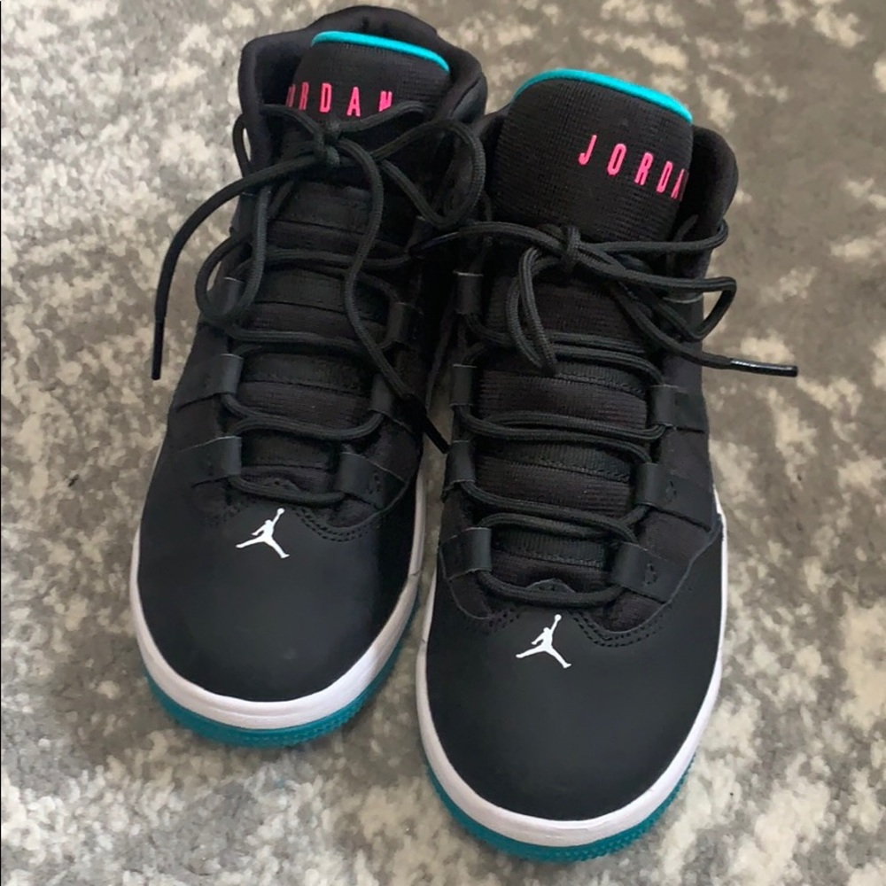 Girls Jordan sneakers - Picture 2 of 6
